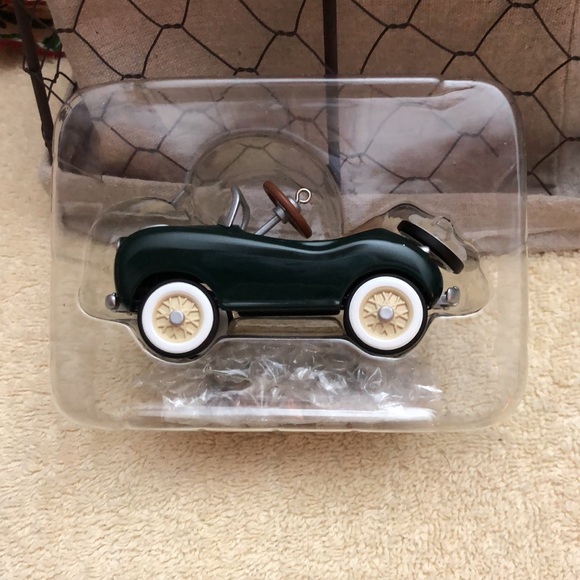 NIB 2003 Hallmark Keepsake Ornament 1949 Gillham Sport with golf bag orn… - Picture 3 of 8